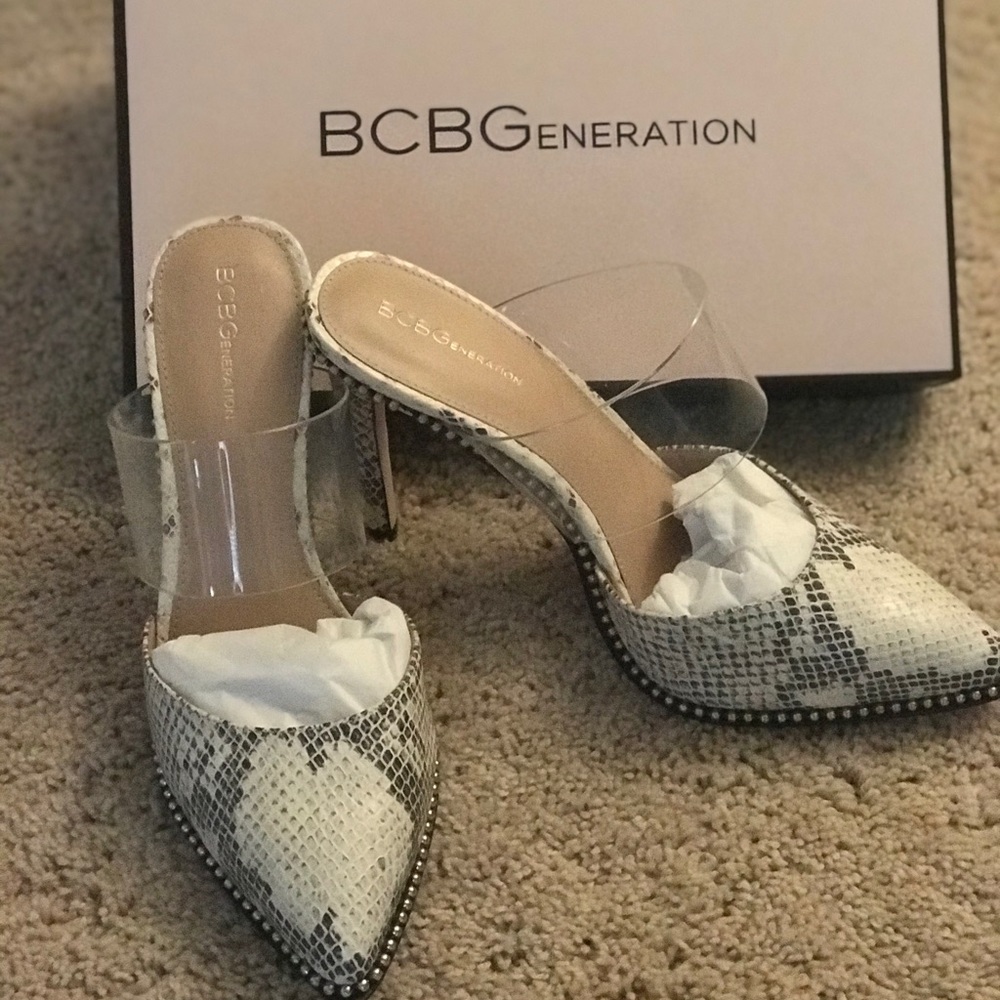 BCBG HELENA PUMP